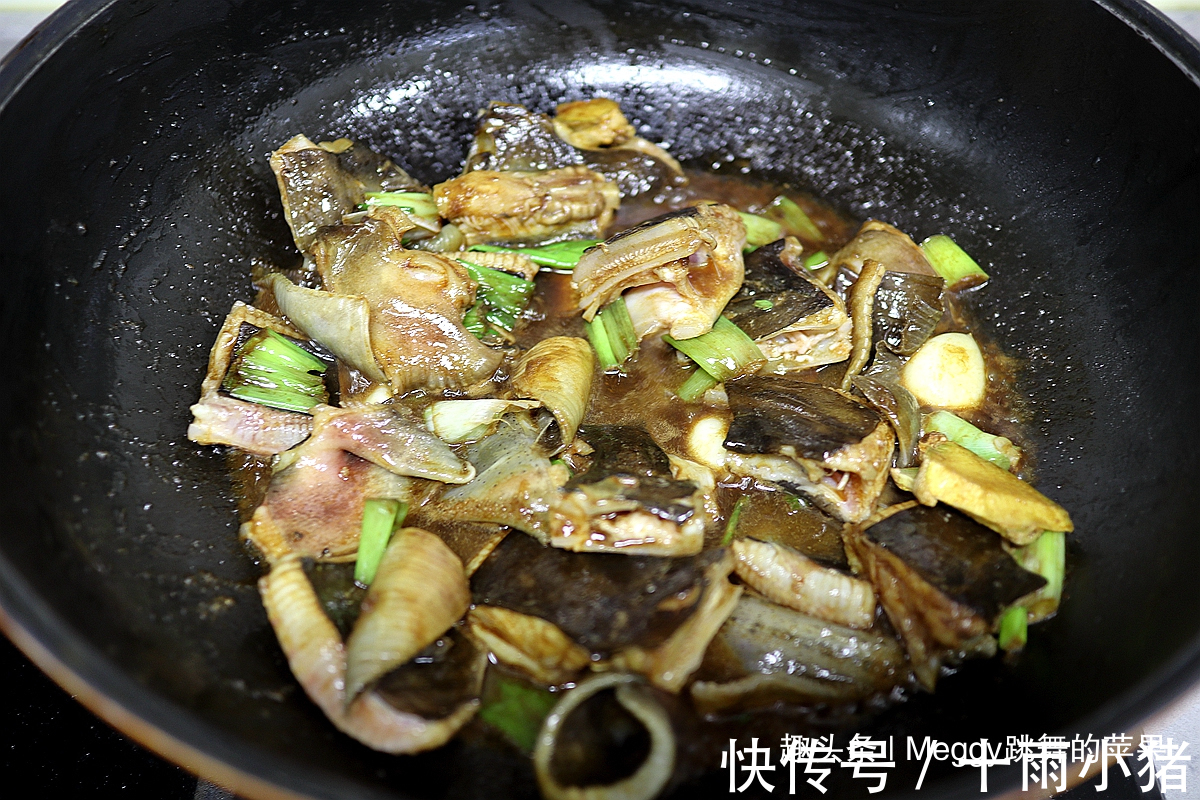 这鱼被称“老板鱼”，是魔鬼鱼的亲戚，全身无刺，鲜美不舍得挪筷