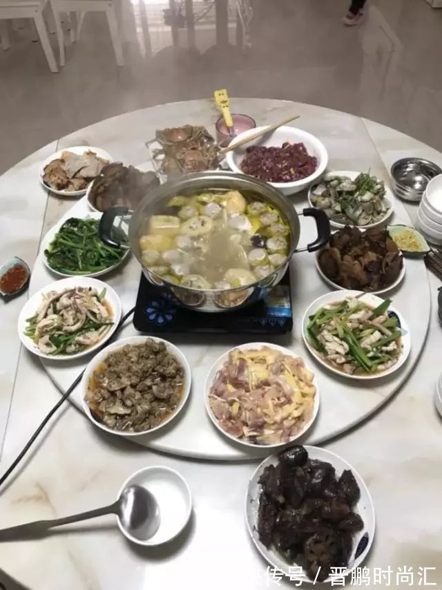 客餐厅|搬家一个月，忍不住晒晒！全屋太漂亮了，电视墙贴瓷砖最明智！