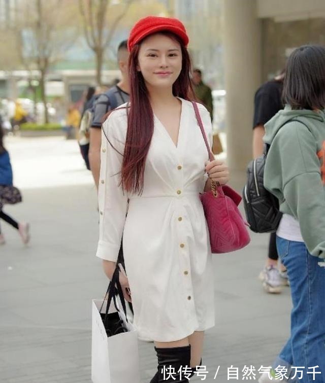 自信 黑色修身连衣裙搭配高跟凉鞋，优雅大方，自信迷人！