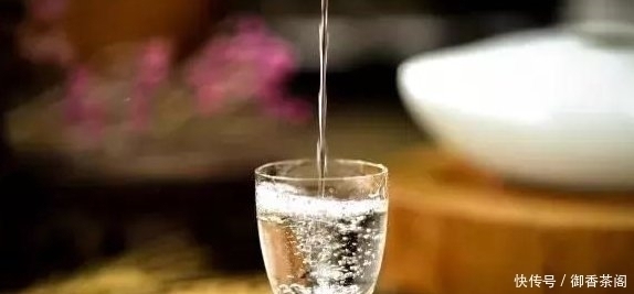 如果白酒瓶身有“这行字”,别拿来招待懂酒客人,免得闹笑话