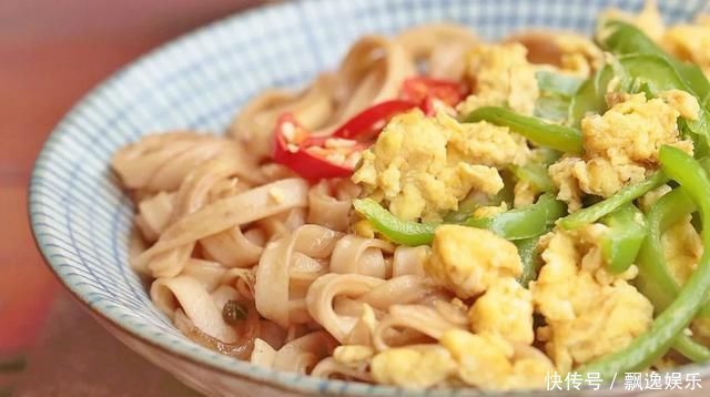 超级好吃的一碗面,10分钟就搞定,比葱油拌面香多了
