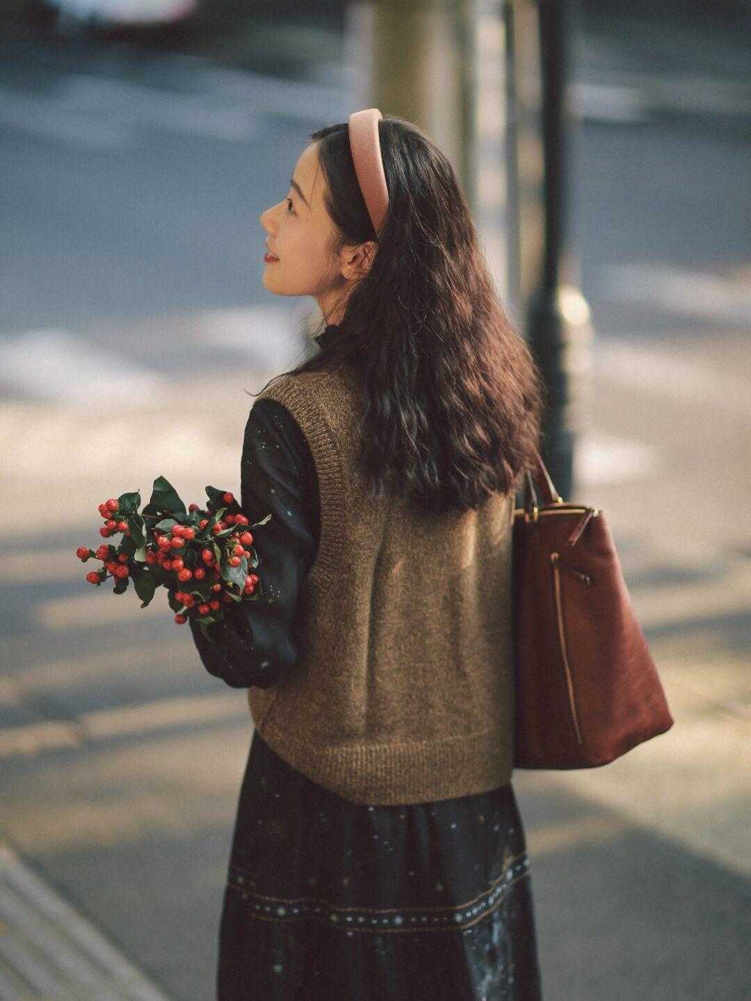 博主 秋冬天快速出门的“偷懒秘籍”,大衣连衣裙叠搭,上身效果yyds