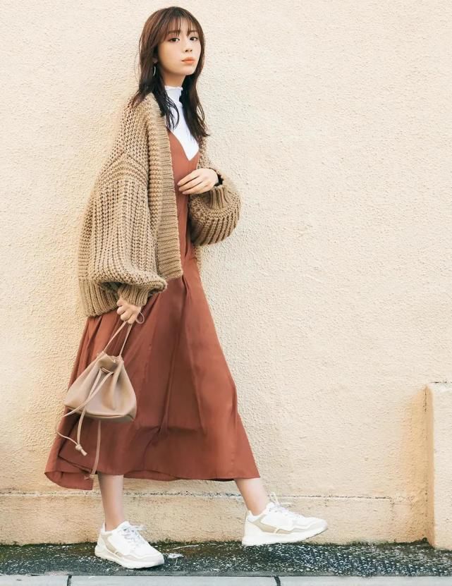 35岁日本姐姐追求质感和高级感，3个早春穿衣妙招，气质有品位！