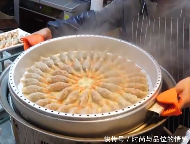 差不多|韩国街头才能看到的真虾饺,每个饺子里都塞只虾,一口下去太过瘾