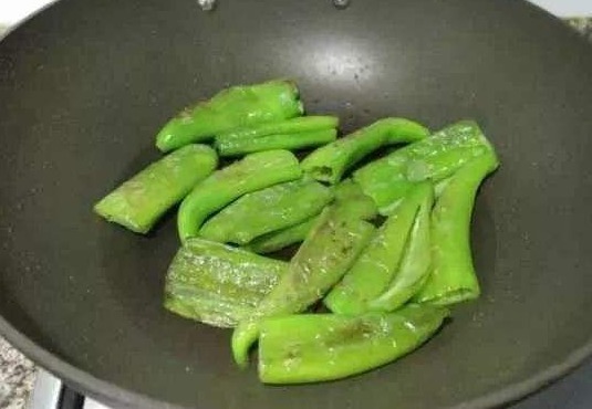 做虎皮青椒时，先放油大错特错！学会这一招，个个起虎皮，更入味