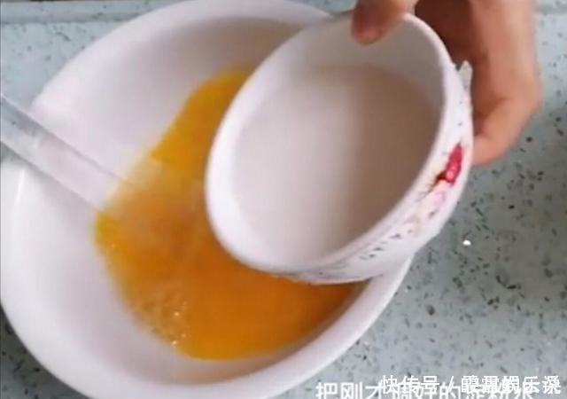 蒸鸡蛋羹时,千万别加水就蒸!牢记加一物,鸡蛋羹比豆腐脑还要嫩