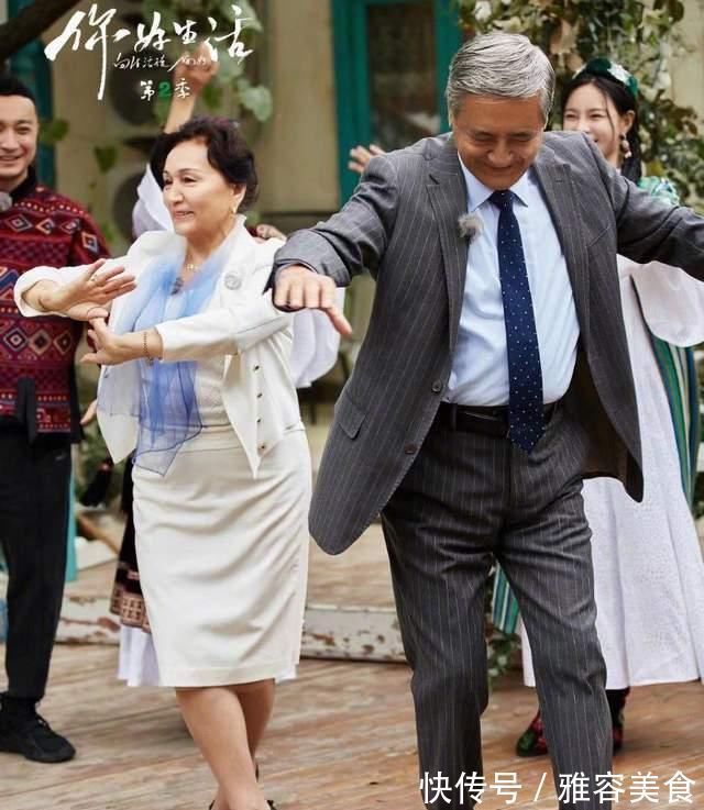 李亞鵬亮相央視綜藝,穿藍(lán)袍與撒貝寧組CP,合唱王菲的歌不尷尬