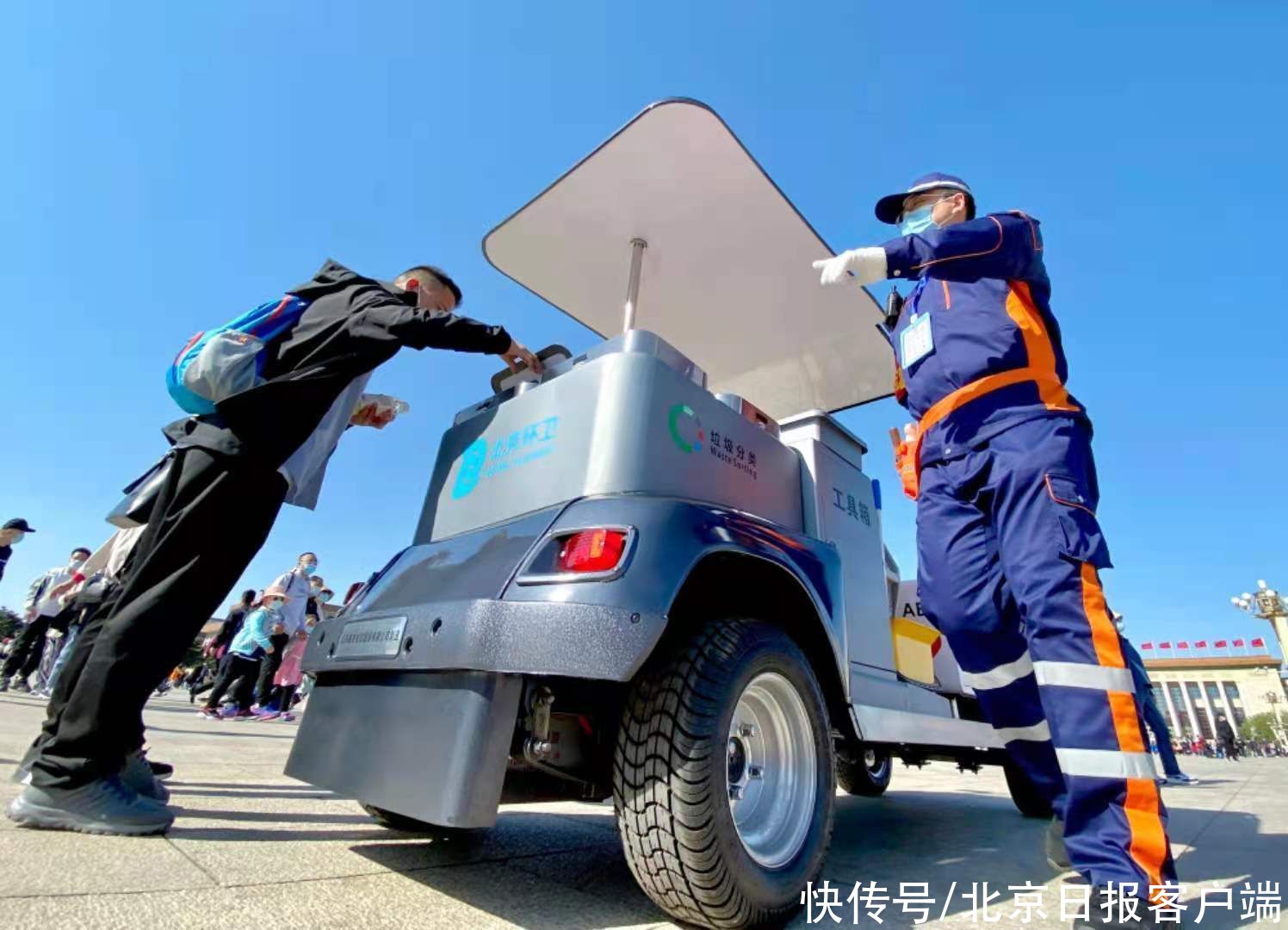 天安门环卫装备五一上新，保洁车能秒变“急救车”