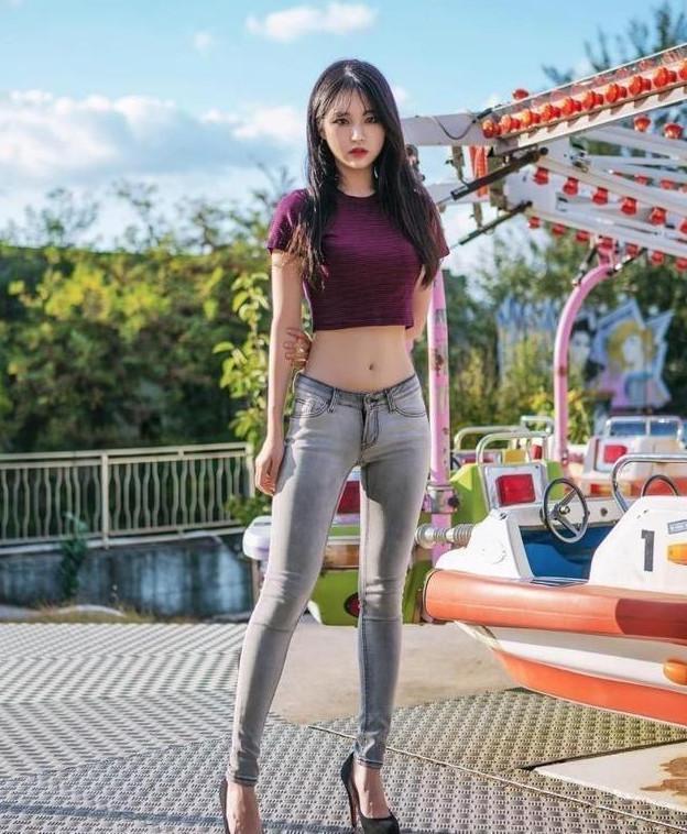 十足|街拍黑色“紧身”上衣,搭配紧身牛仔裤,发型个性十足,性感