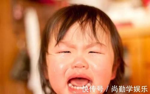 眼睛|孩子误拿502胶水滴眼睛,妈妈40秒内的处理方法,医生都夸奖