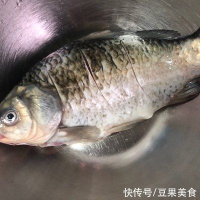 这道年夜饭必备家常红烧鲫鱼简单快手，超下饭