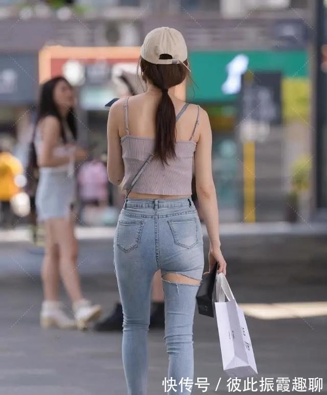 真丝 短款上衣搭配瑜伽裤，装扮让气质满满呈现，简单又耐看