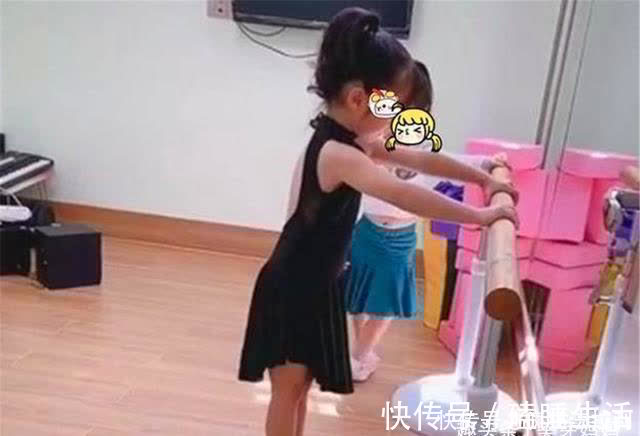 二胎|二胎的艰苦生活?妹妹被姐姐拿棍子监督,父母的教育方式引人深思