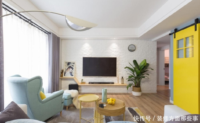 落地窗|97平北欧风三居室,客厅整面落地窗将光线引入室内,大气通透