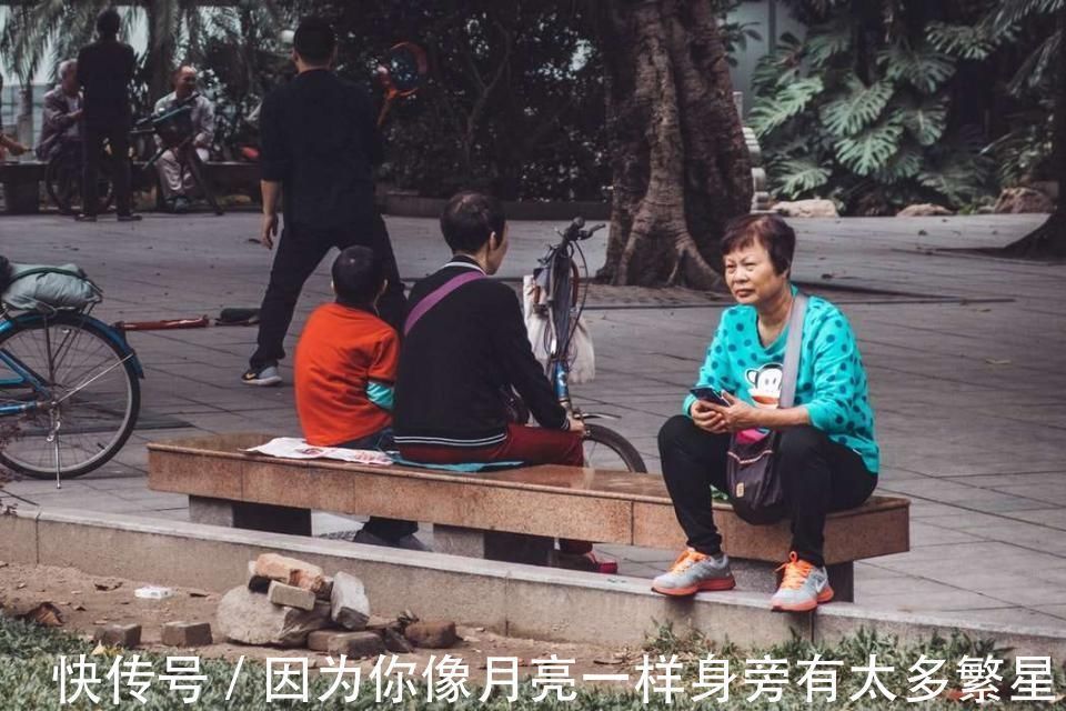 老人|老人带娃好处多,但这三类老人不适合带孩子,可能影响娃一生
