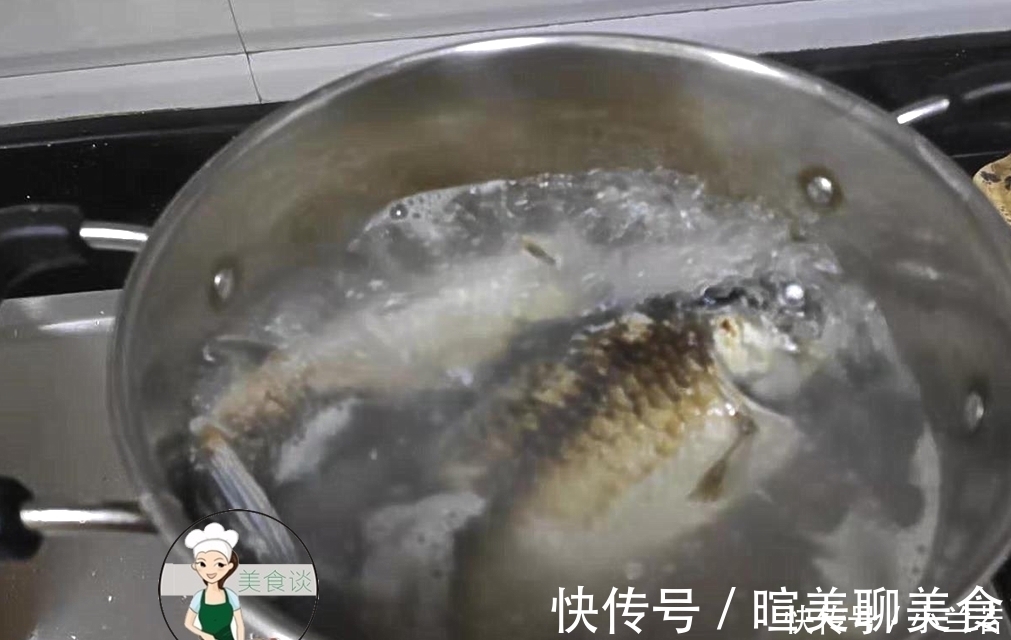 煮鲫鱼汤时,加点此菜,清香鲜甜还补钙,秋燥天要多吃,老少皆宜