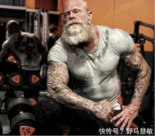 血脉贲张|还记得那个健身36年荷兰纹身老头吗一身肌肉吊打小鲜肉，如今成这样