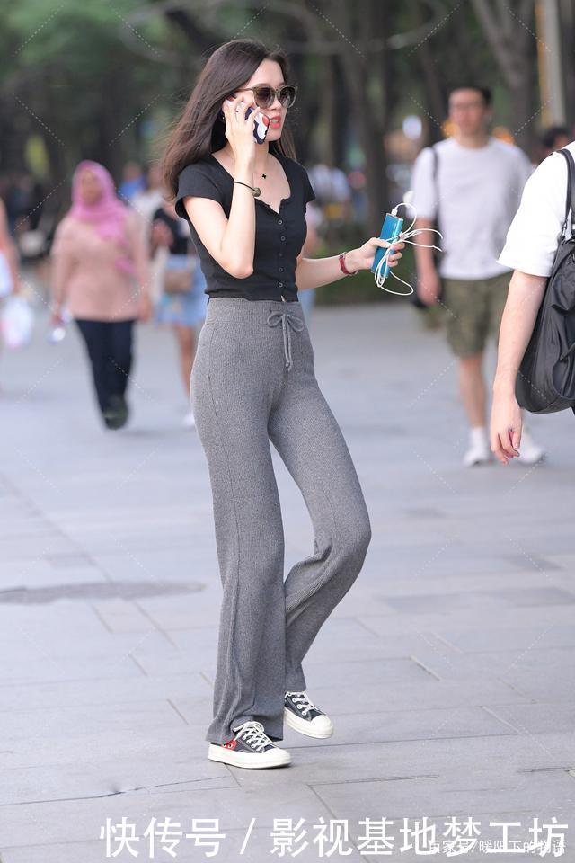 早秋选择喇叭裤,让造型风格多一点休闲个性,美出时尚感
