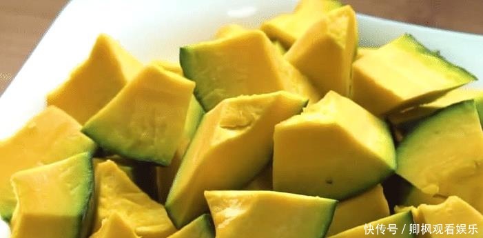 育儿|孩子爱吃的油焖南瓜,简单4步就能上桌,软糯美味,好吃又营养