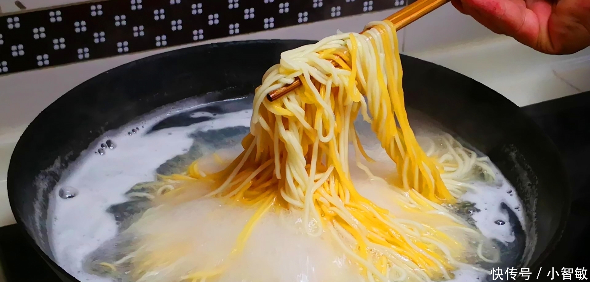 技巧|煮面条,开水下锅就错了店老板教你3个技巧,面条爽滑又筋道