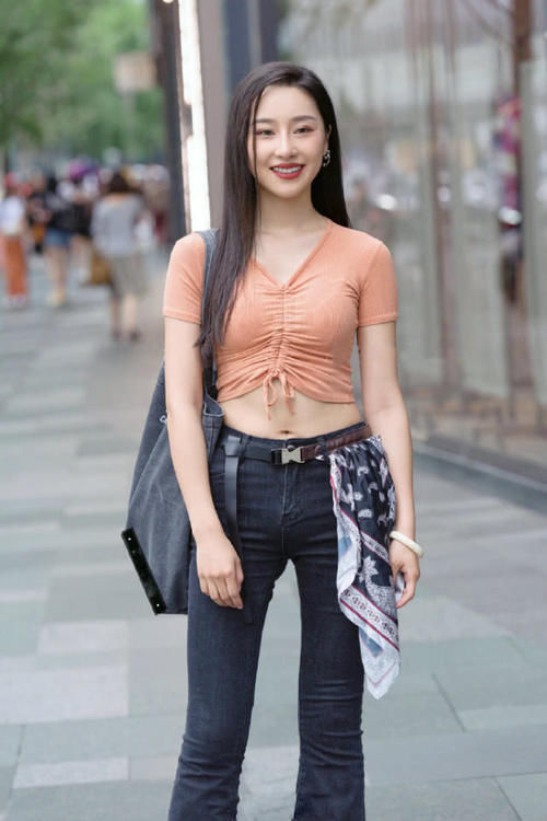 腰间|街拍腰间缠了一条丝巾这是什么个穿搭小姐姐这也太潮了吧