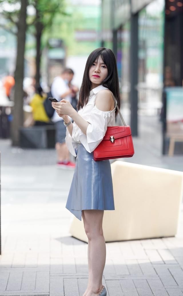 连衣裙尽显优雅简约风，简约不失高端