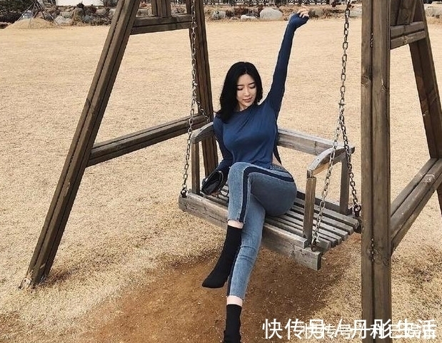 穿搭 时尚穿搭:紧身牛仔裤优雅的穿搭衬托时尚感,展现高雅淑女范!