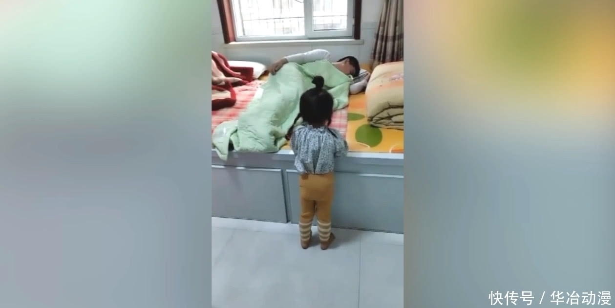 哥哥|宝宝每天都会叫醒赖床的哥哥，真是太萌了，网友：人体小闹钟