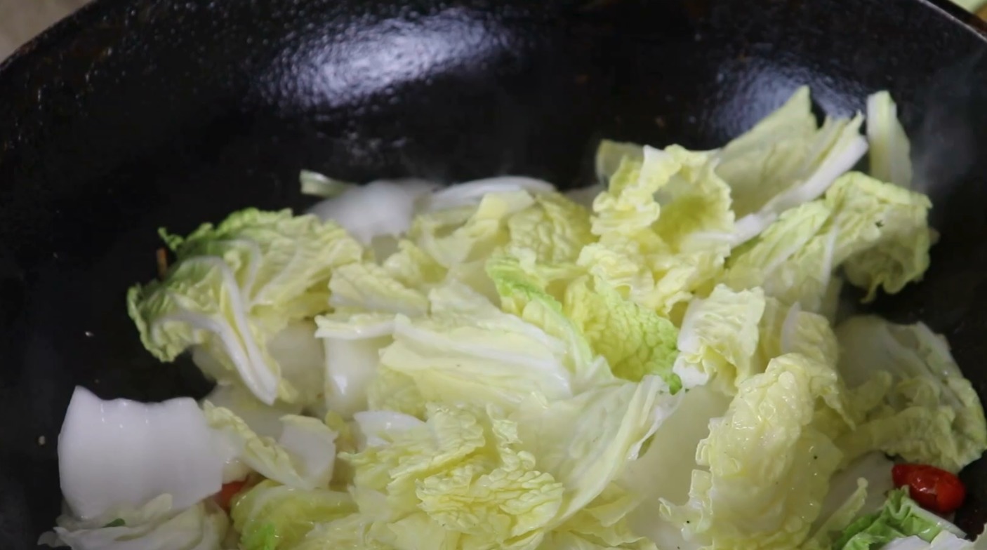 白菜怎么炒好吃,简单家常的做法,我家一周吃6次,上桌就光盘