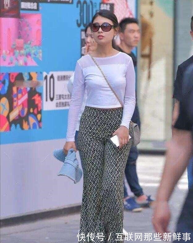 阔腿裤 花色打底裤搭配黑色上衣,运用叠穿,变得更有时尚感!