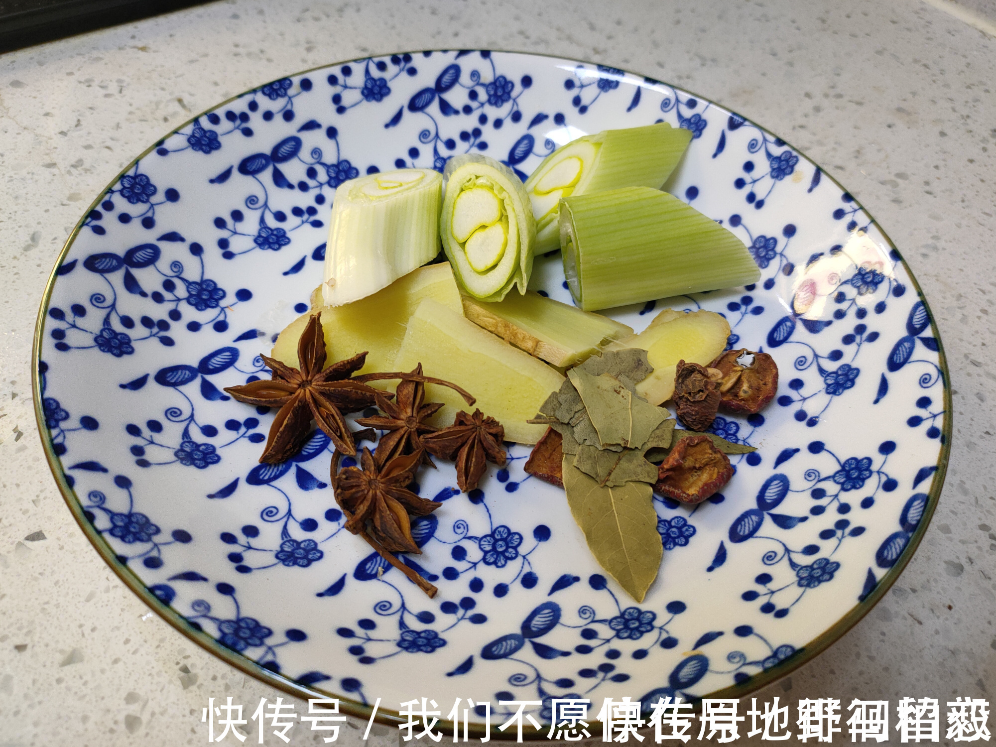 爷爷做了几十年红烧肉,口感软烂香入味,香料只加这四味即可