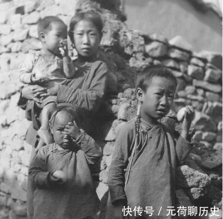 修脚|清朝罕见老照片:穷人街头修脚,第二张的土枪让人吃惊!