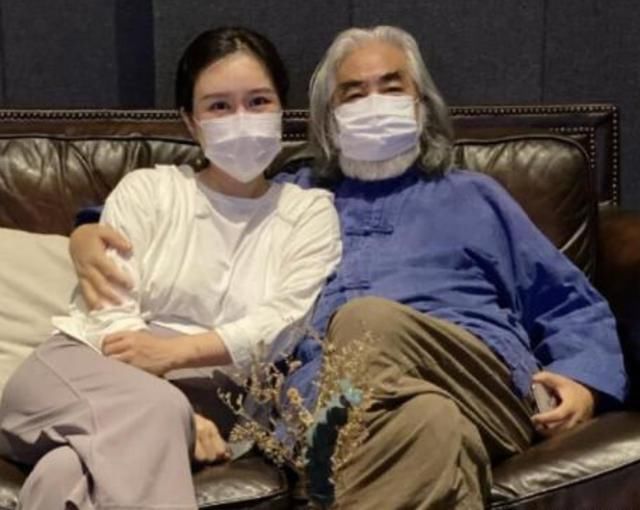 杜星霖被张纪中霸气搂怀，小31岁妻子满面春光，2胎仍小鸟依人