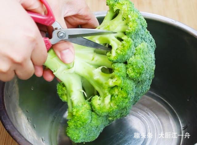 原来西兰花里真的有虫卵，菜农教你这样做，脏东西自动跑出来