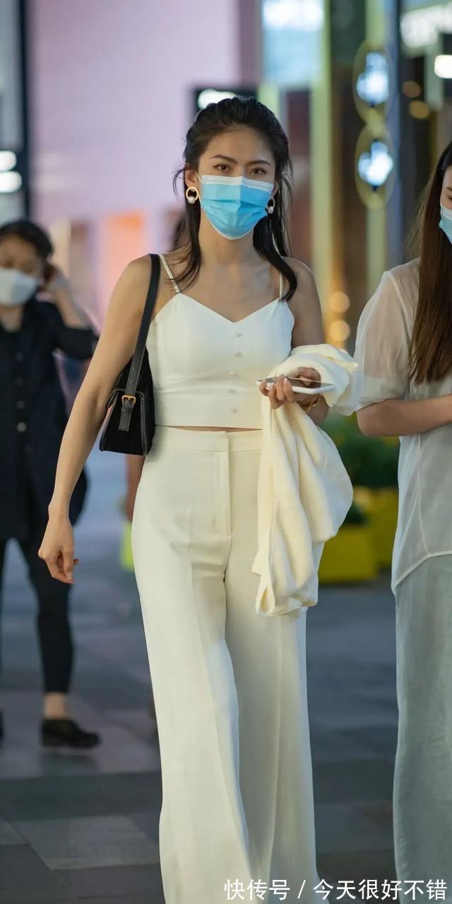 白色|街拍：气质小姐姐白色吊带搭阔腿长裤，颜色统一皮肤白泽，御姐范