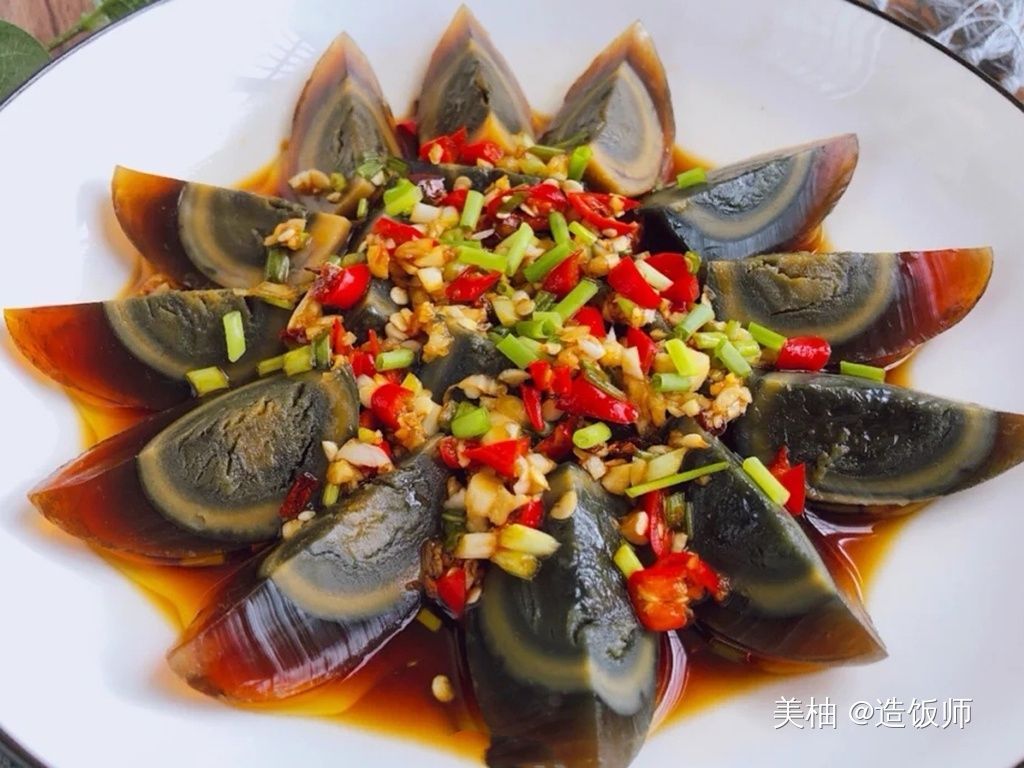 做皮蛋时，有人先煮熟，有人直接拌，两者差别大，弄错难吃有怪味