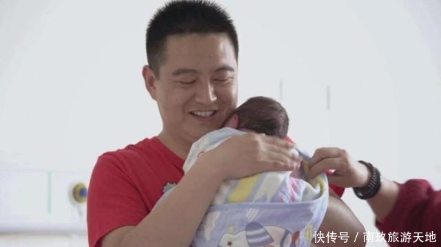 撸串|老婆坐月子期间,老公忍不住偷下楼“撸串”,抬头一看瞬间慌了