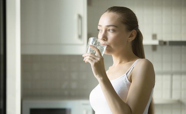 羊水量|孕妇在3个时间点多喝水,羊水更充足,对胎儿发育好