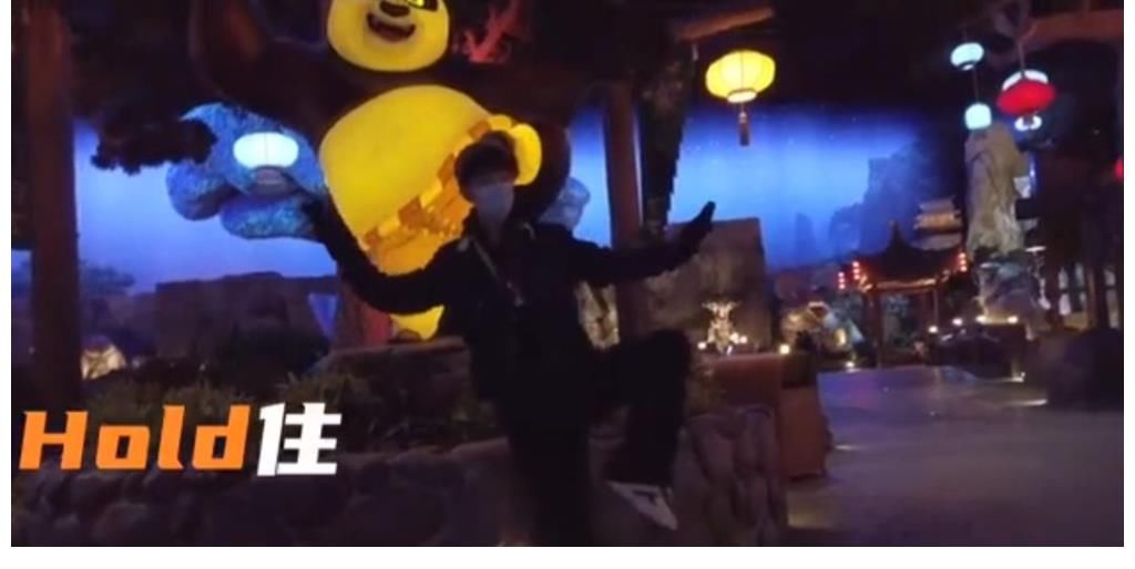 肖戰(zhàn)壓箱底環(huán)球影城vlog公布，喝飲料太奶，意外曝光獨(dú)家拍照姿勢