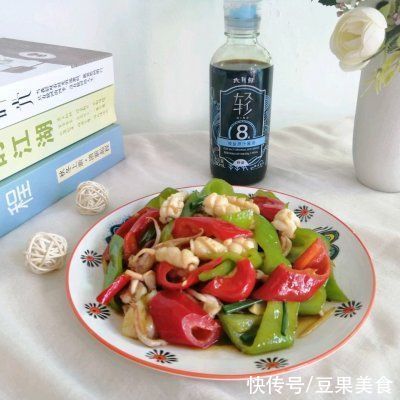 青红椒|你青红椒爆炒鱿鱼花的正宗做法，简单几步，越吃越上瘾