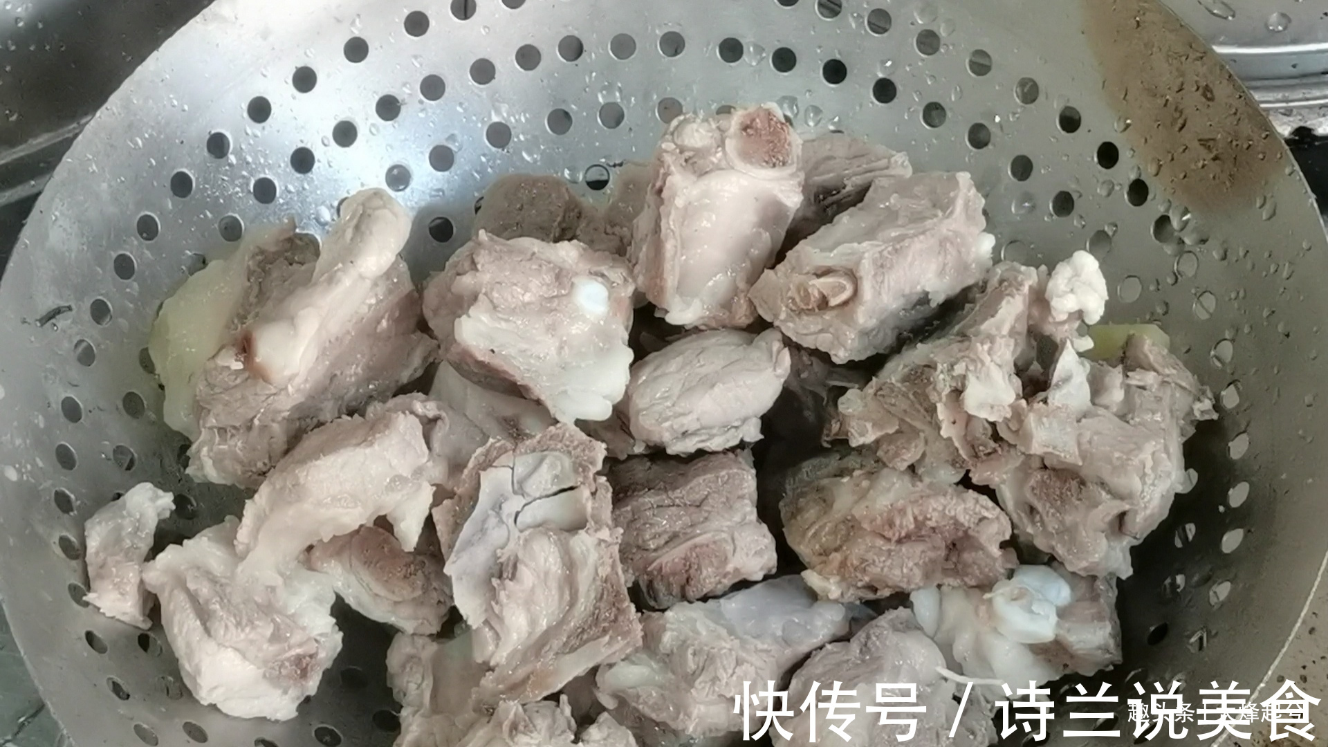 土豆烧排骨的正确做法，教你在家做，肉质鲜嫩既健康，下饭又下酒