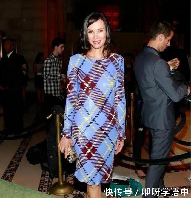 露背礼服 邓文迪罕见换发型,烫微卷发好显年轻,配“露背礼服”哪像52岁!