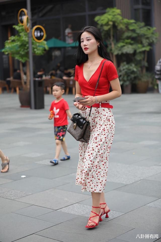 玫红小巧V领T恤衫，搭配高腰碎花裙，彰显清纯与甜美气息