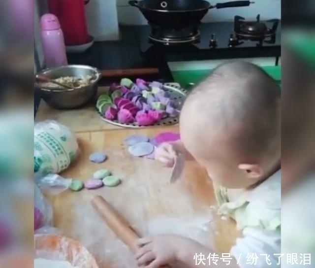 饺子皮|萌娃熟练地帮妈妈擀饺子皮走红!爸妈这样做,也能教育出同款孩子
