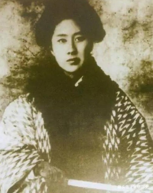 丧父|年幼丧父,母亲和妹妹被迫服毒,她挣下万贯钱财却终生未嫁