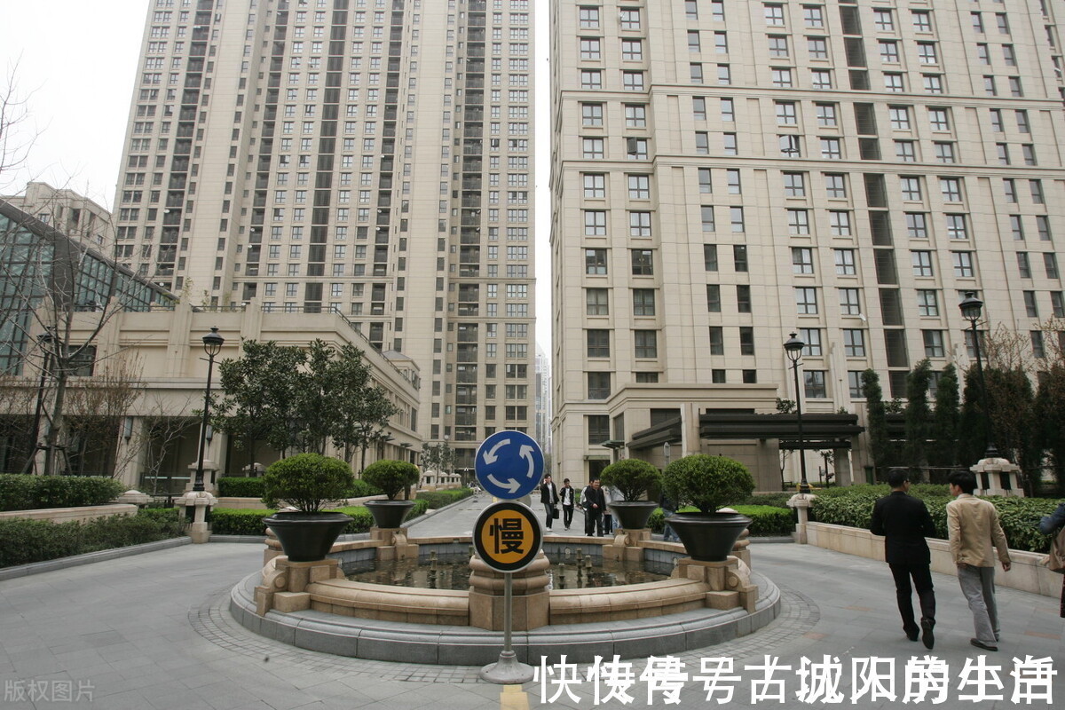 房产|95后女孩花光积蓄买房,住进毛坯房,把行李箱当餐桌