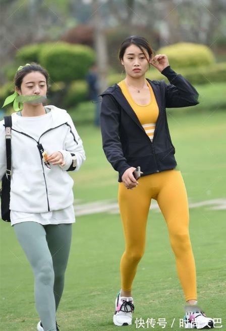 牛仔裤 穿着卡其色,时尚而老成,充满高级感