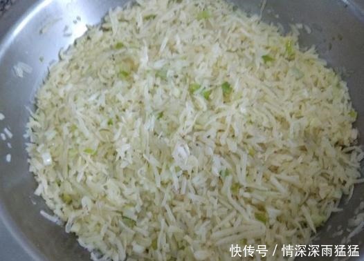 萝卜做馅,最忌焯水或盐腌,大厨教你1招,萝卜爽脆鲜甜,真香!