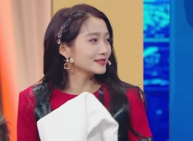 关晓彤录节目被淋雨，得知她手握的私密物，鹿晗看到无法淡定