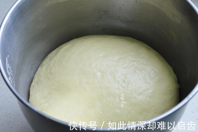 老式面包,放三天还香浓柔软,手撕着吃,配方很贵,适合家庭做